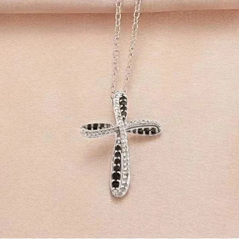 Collier Croix Argent et Noire Design