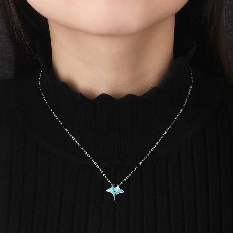 Collier Raie Manta Bleue