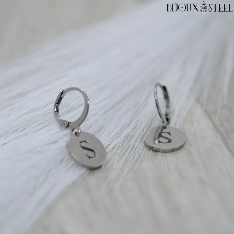 Boucles d'oreilles créoles à pendentifs lettre initiale en acier inoxydable