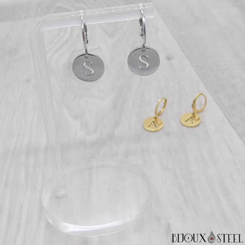 Boucles d'oreilles créoles à pendentifs lettre initiale en acier inoxydable