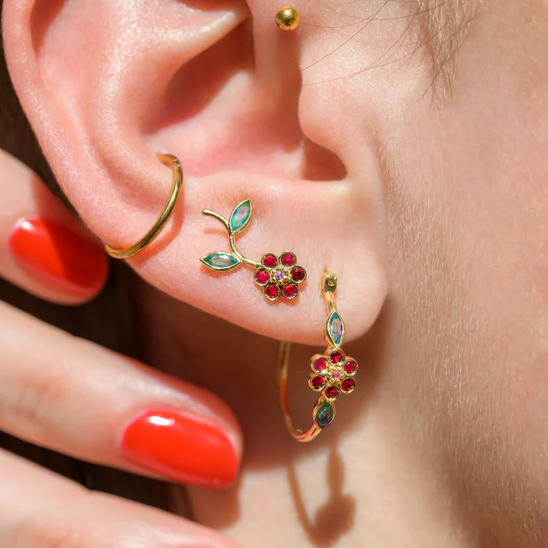 Miniflower Ear Jewel–Red (right ear)