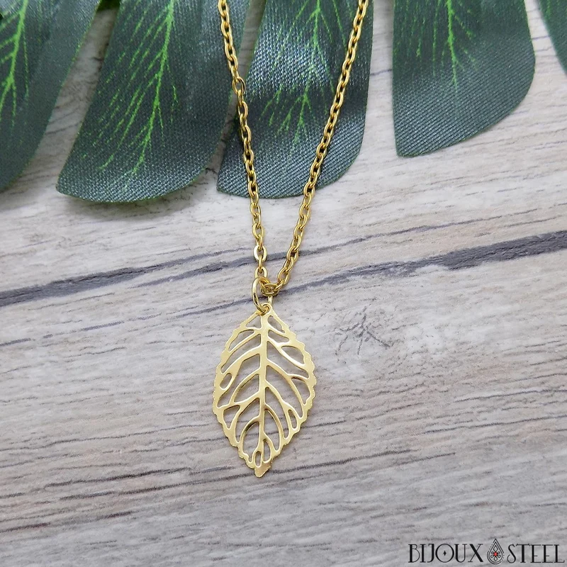 Collier à pendentif feuille ajourée en acier inoxydable