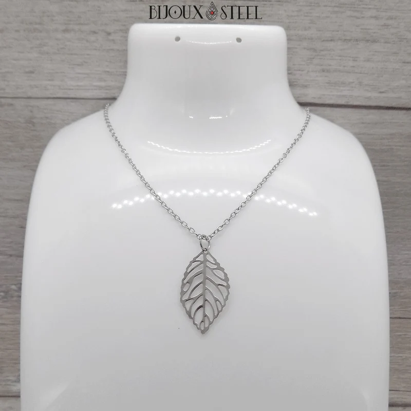 Collier à pendentif feuille ajourée en acier inoxydable