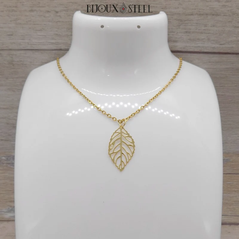 Collier à pendentif feuille ajourée en acier inoxydable