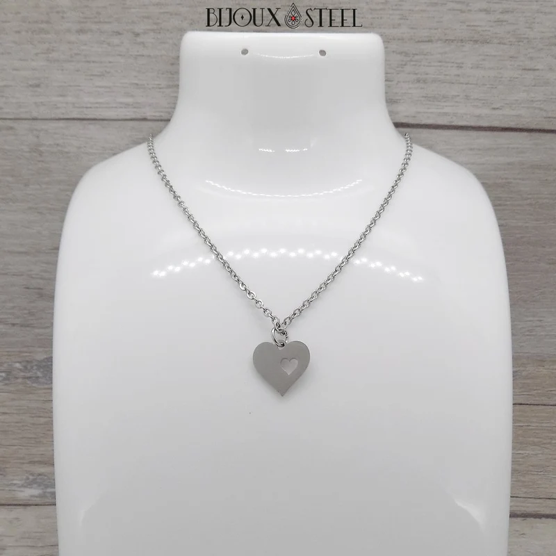 Collier à pendentif coeur ajouré en acier inoxydable