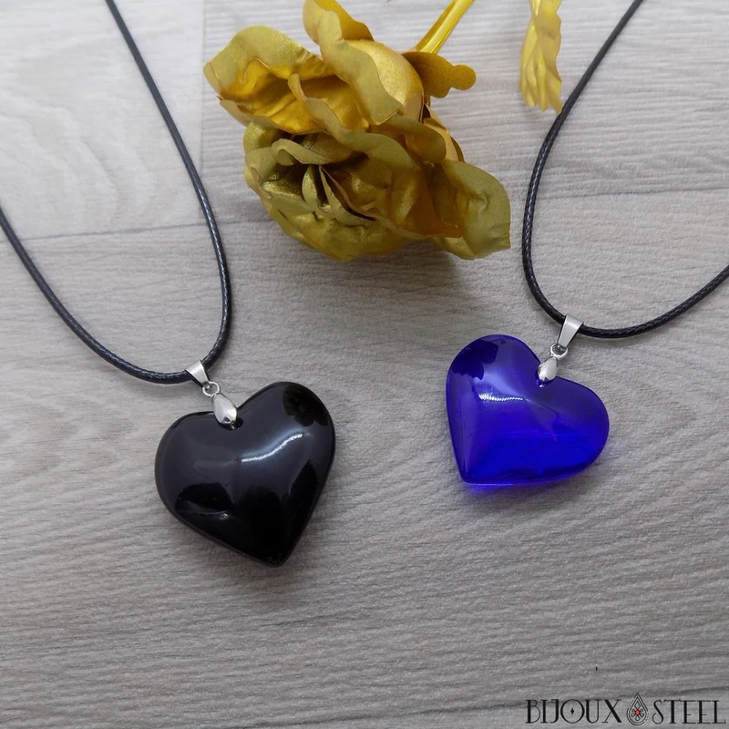Collier à pendentif cœur noir en verre