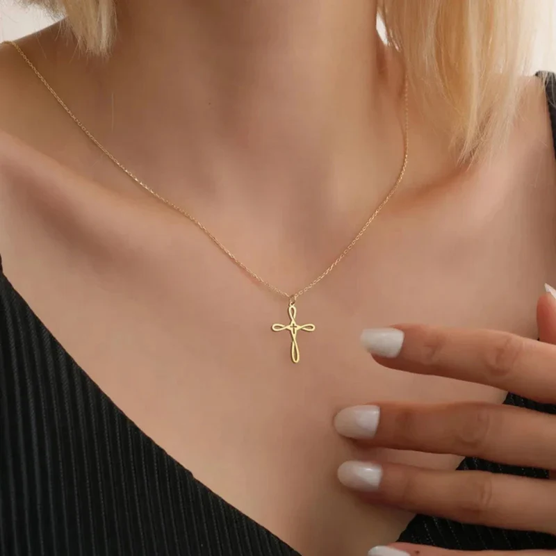 Collier Pendentif Croix Infini