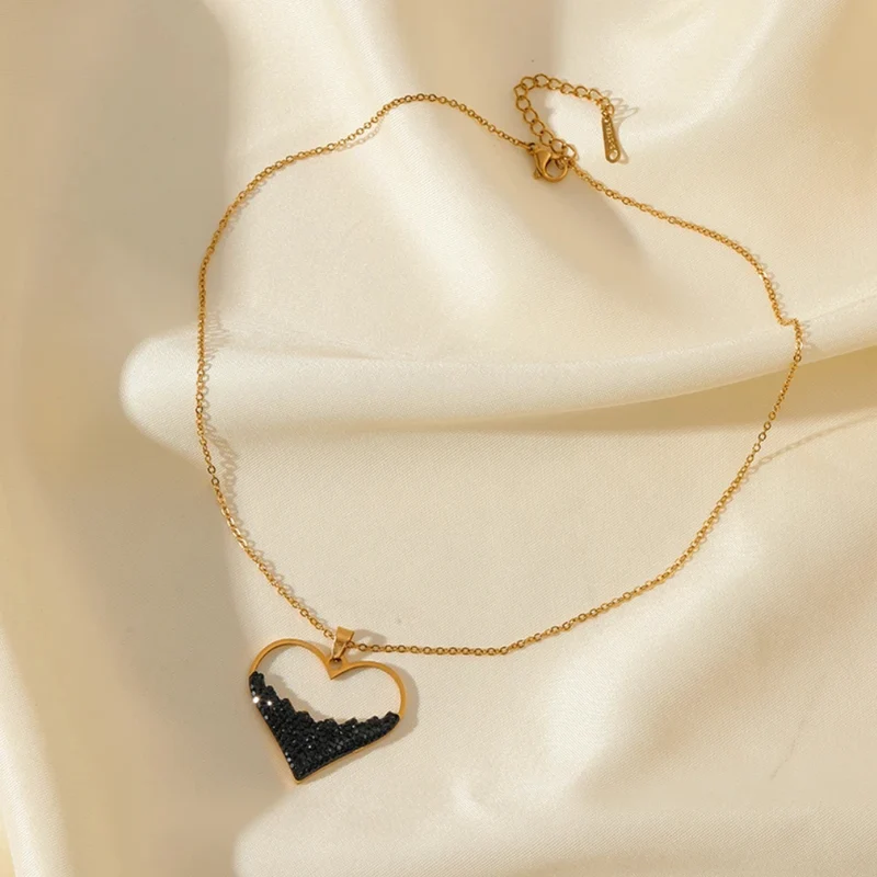 Collier Pendentif Coeur Strass Noirs