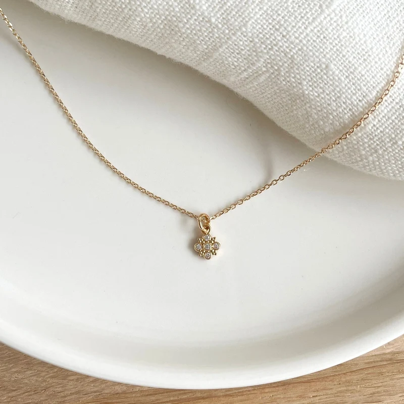 Collier "Etincelle" blanc plaqué or