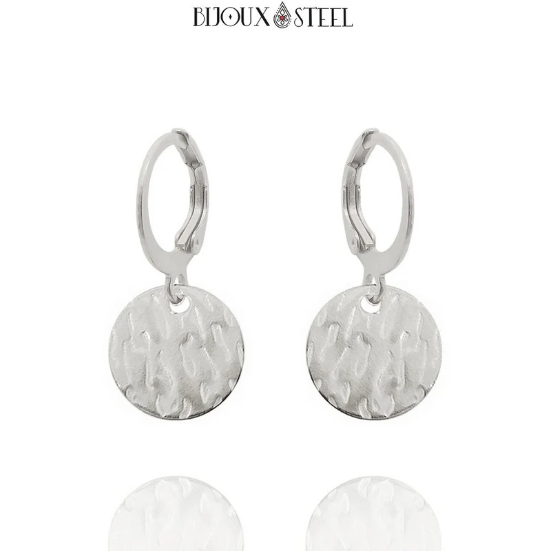 Boucles d'oreilles créoles à pendentifs médailles martelées
