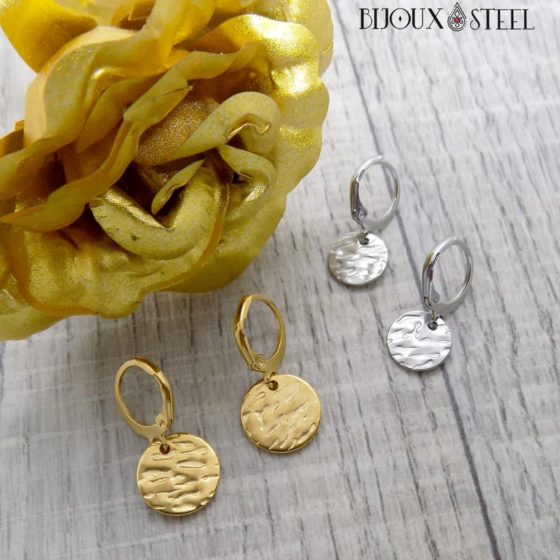 Boucles d'oreilles créoles à pendentifs médailles martelées
