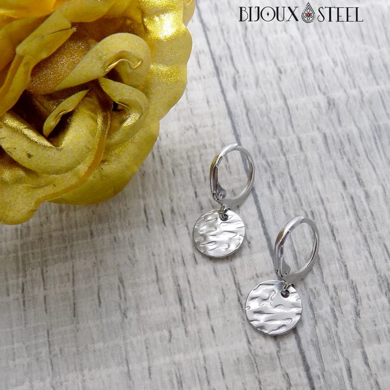 Boucles d'oreilles créoles à pendentifs médailles martelées