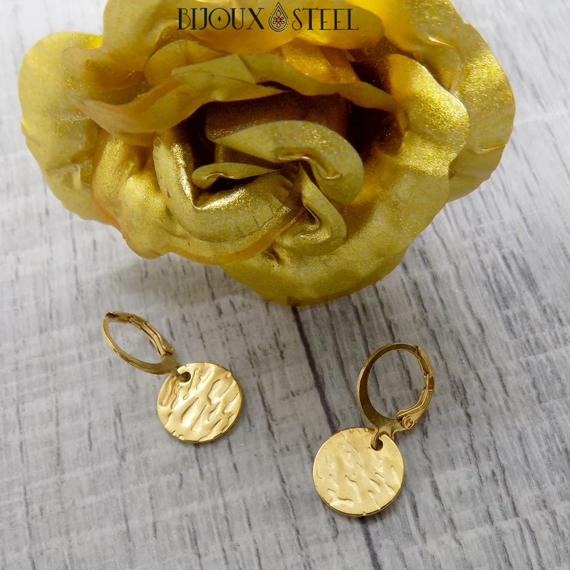 Boucles d'oreilles créoles à pendentifs médailles martelées