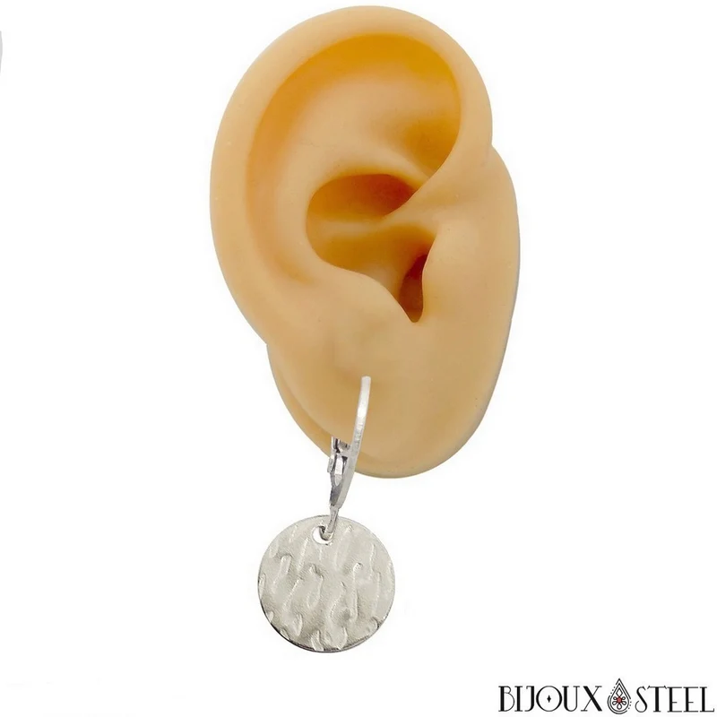 Boucles d'oreilles créoles à pendentifs médailles martelées
