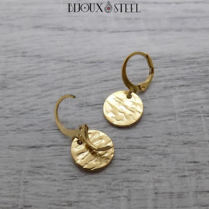 Boucles d'oreilles créoles à pendentifs médailles martelées