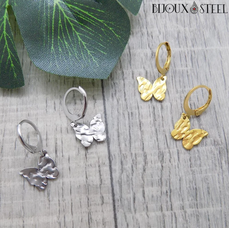 Boucles d'oreilles créoles à pendentifs papillons martelés