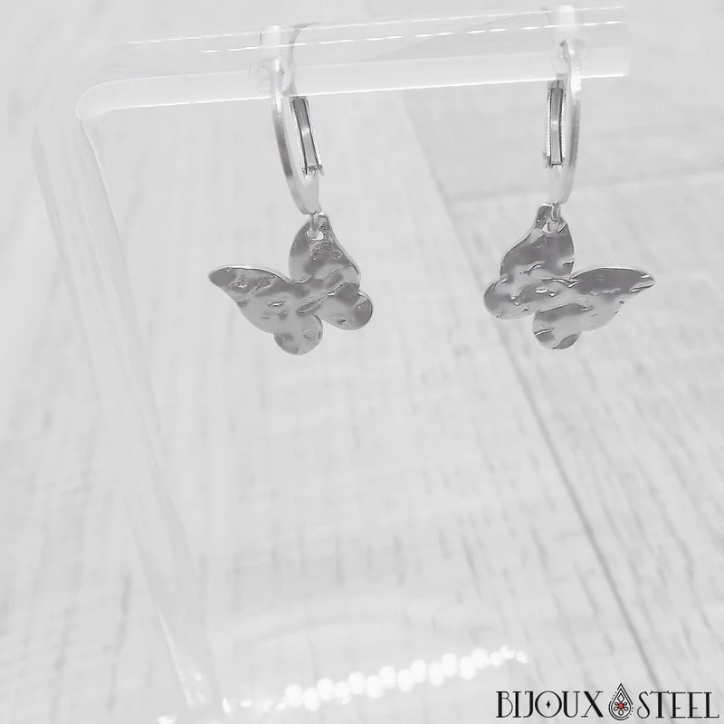 Boucles d'oreilles créoles à pendentifs papillons martelés