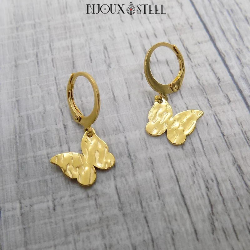 Boucles d'oreilles créoles à pendentifs papillons martelés