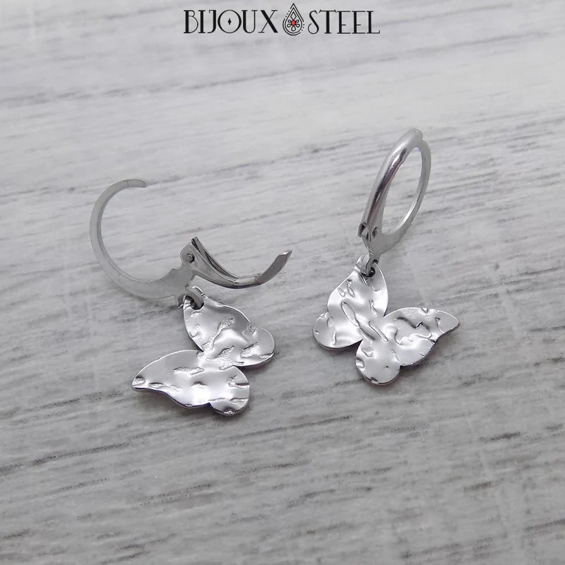 Boucles d'oreilles créoles à pendentifs papillons martelés