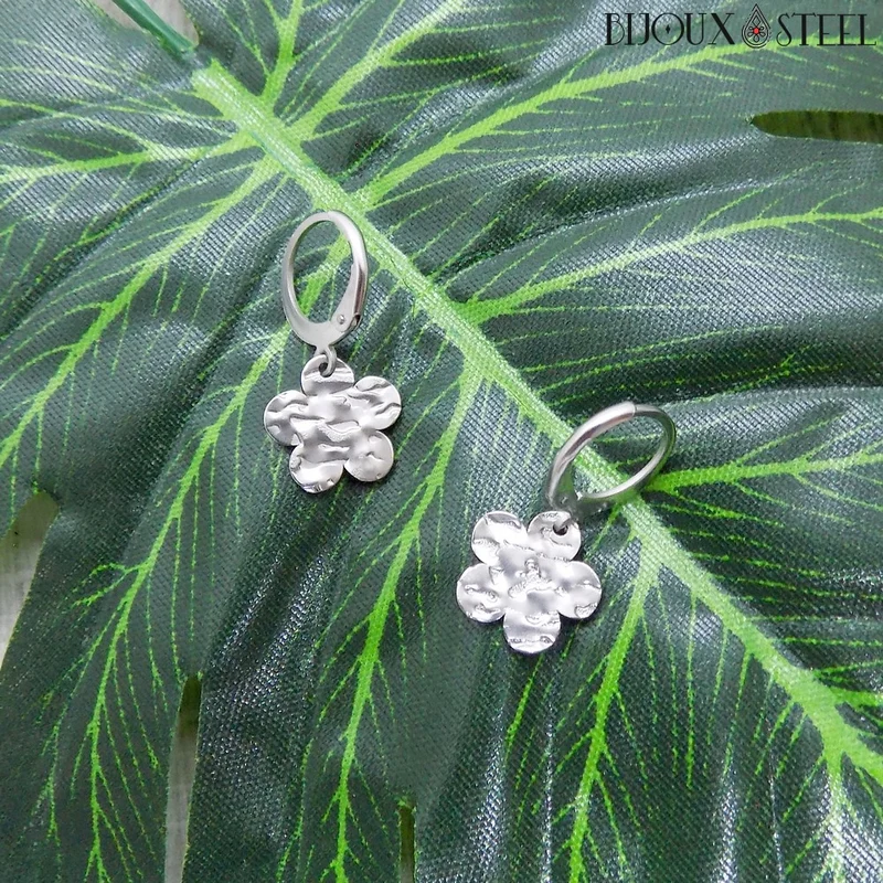 Boucles d'oreilles créoles à pendentifs fleurs martelées