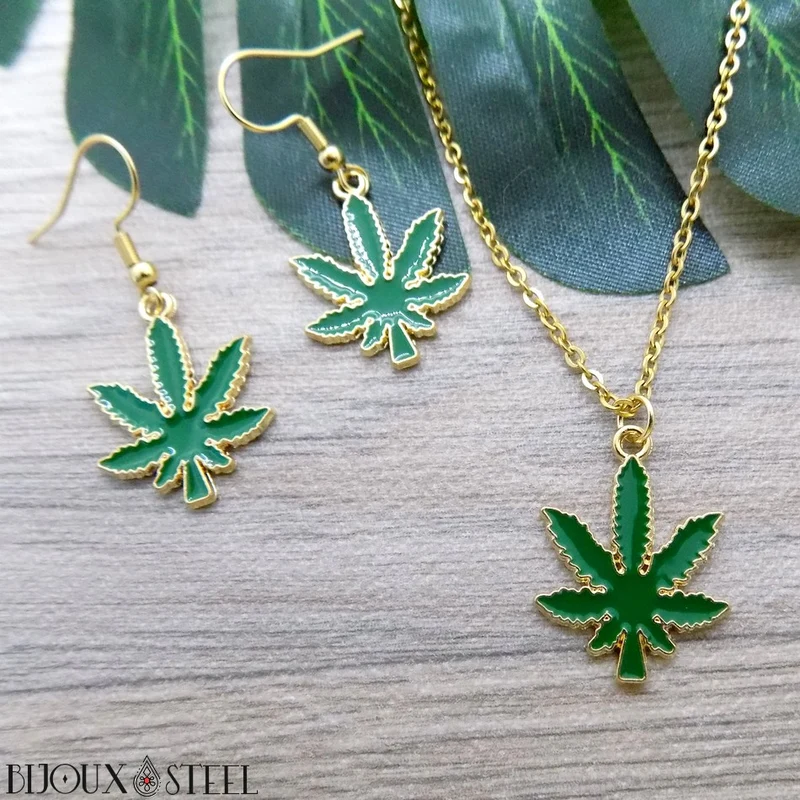 Collier à pendentif feuille de cannabis verte et dorée