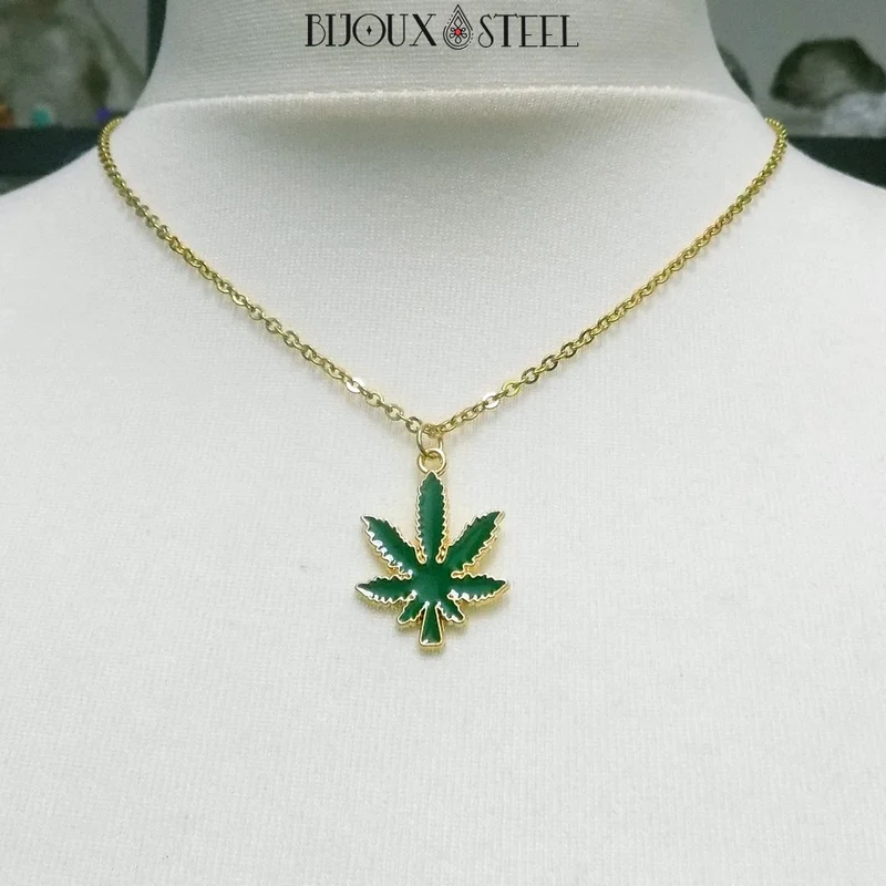 Collier à pendentif feuille de cannabis verte et dorée