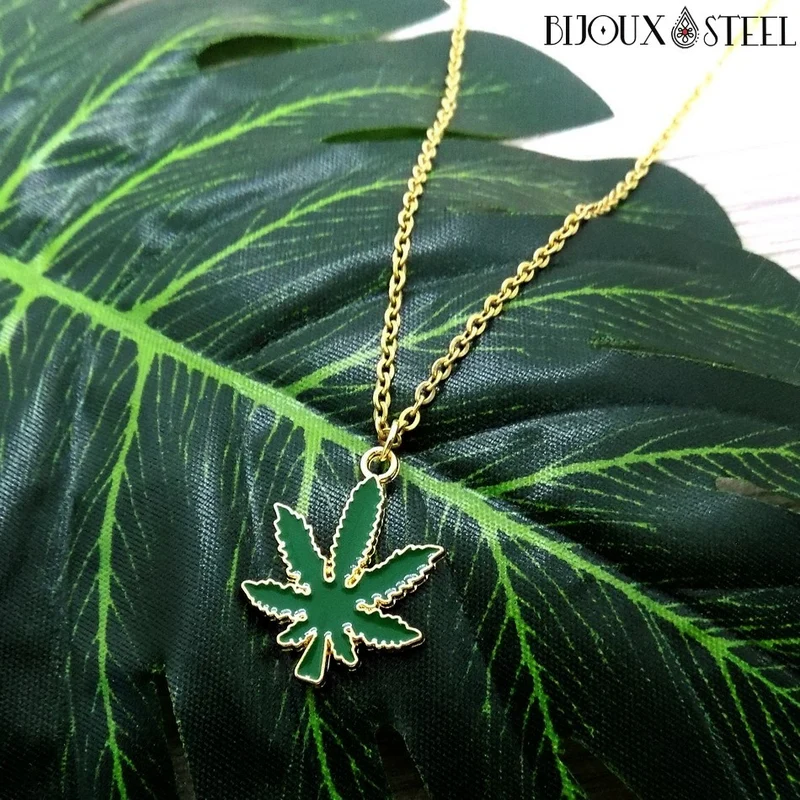 Collier à pendentif feuille de cannabis verte et dorée
