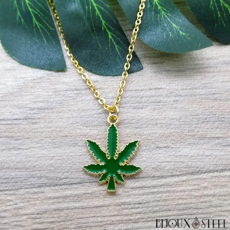 Collier à pendentif feuille de cannabis verte et dorée