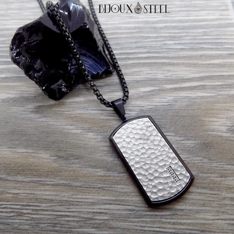 Collier plaque noire à motif peau argentée en acier inoxydable