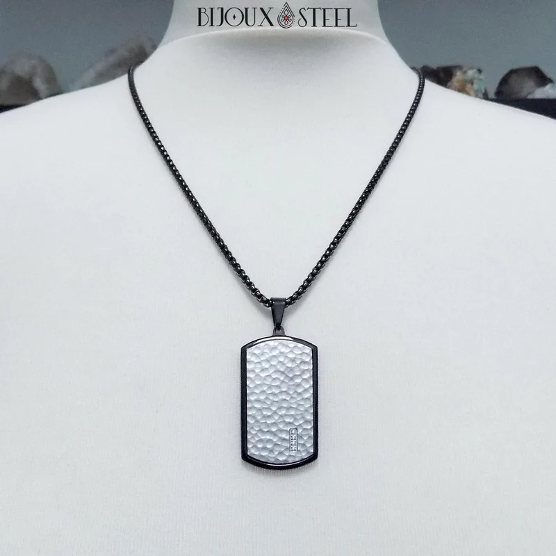 Collier plaque noire à motif peau argentée en acier inoxydable