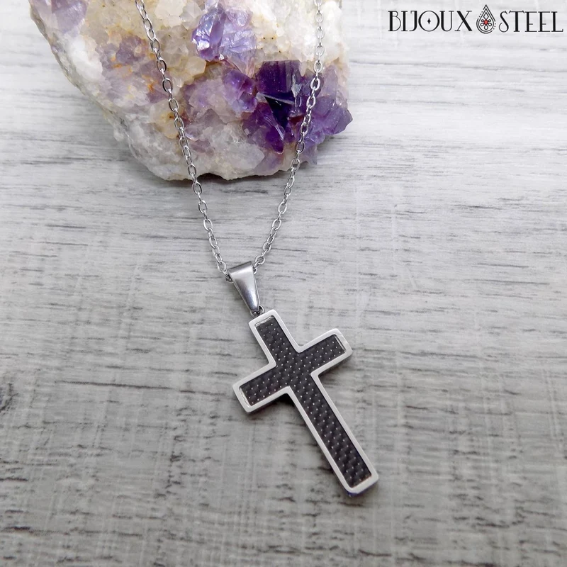 Collier à pendentif croix argentée et carbone noir en acier inoxydable