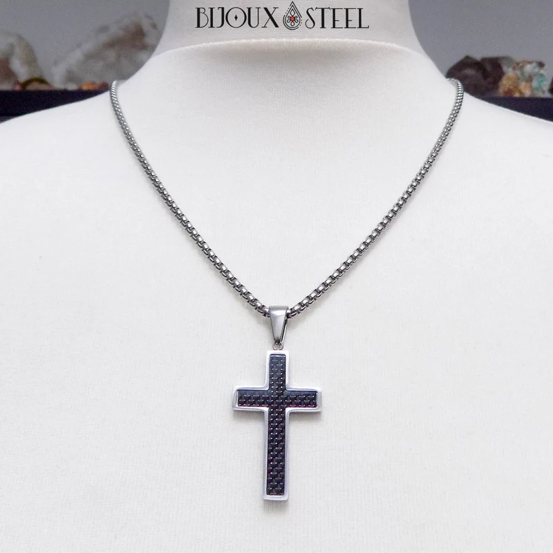 Collier à pendentif croix argentée et carbone noir en acier inoxydable
