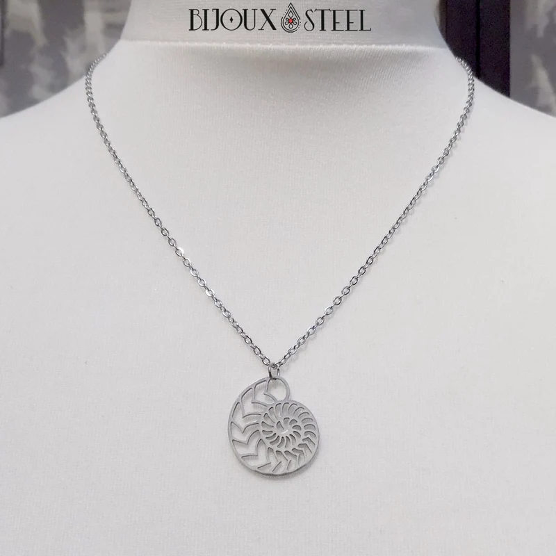 Collier à pendentif ammonite en acier inoxydable