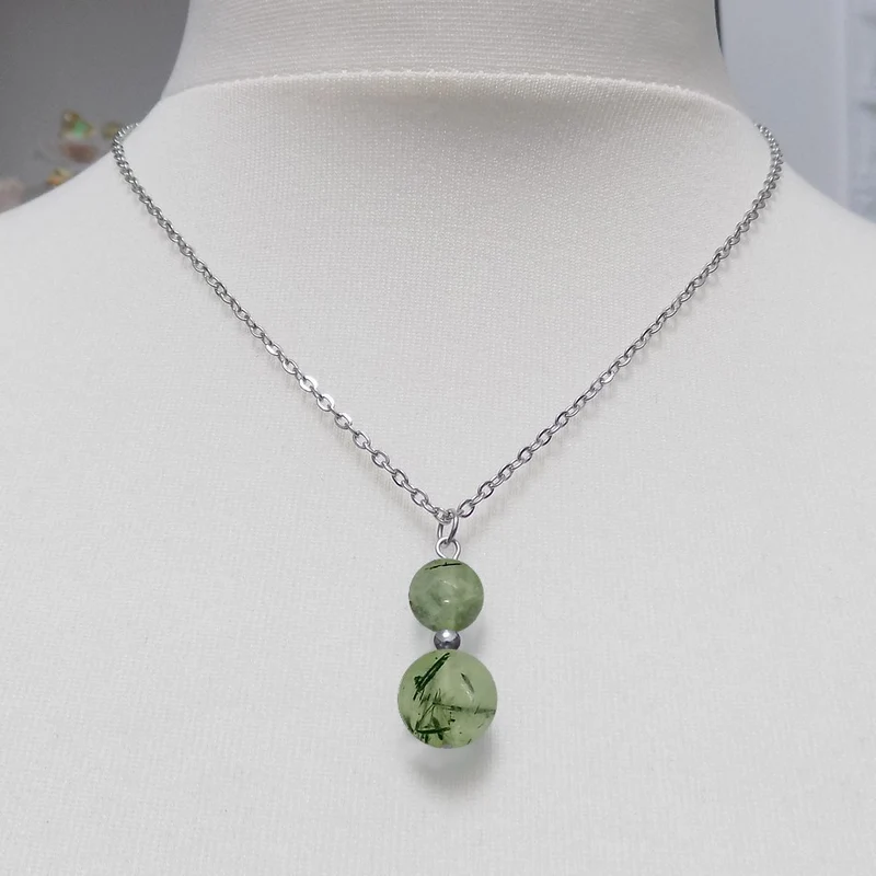 Collier à pendentif deux perles en pierre de prehnite