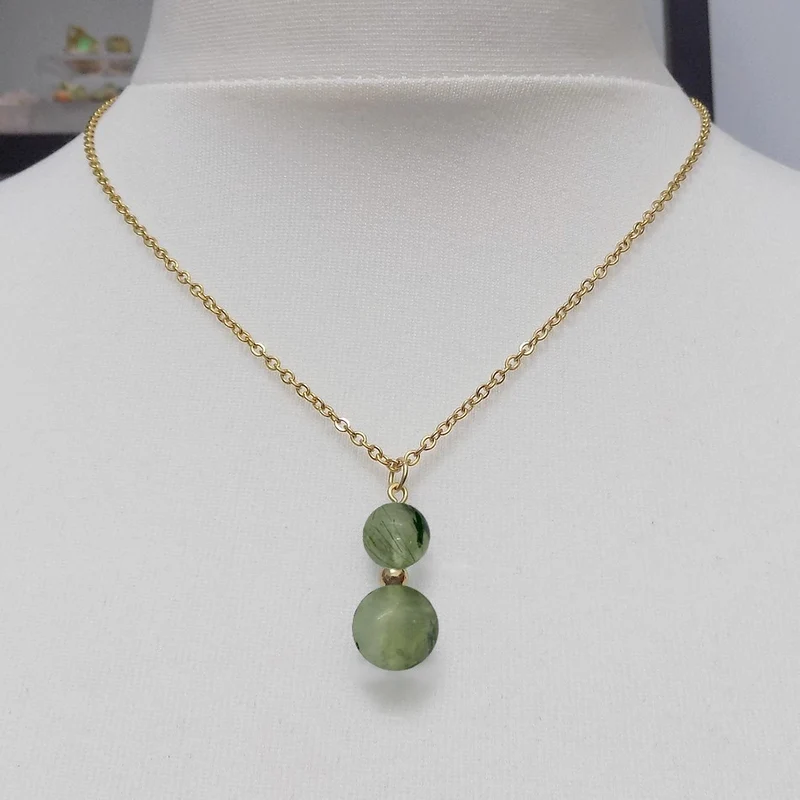 Collier à pendentif deux perles en pierre de prehnite