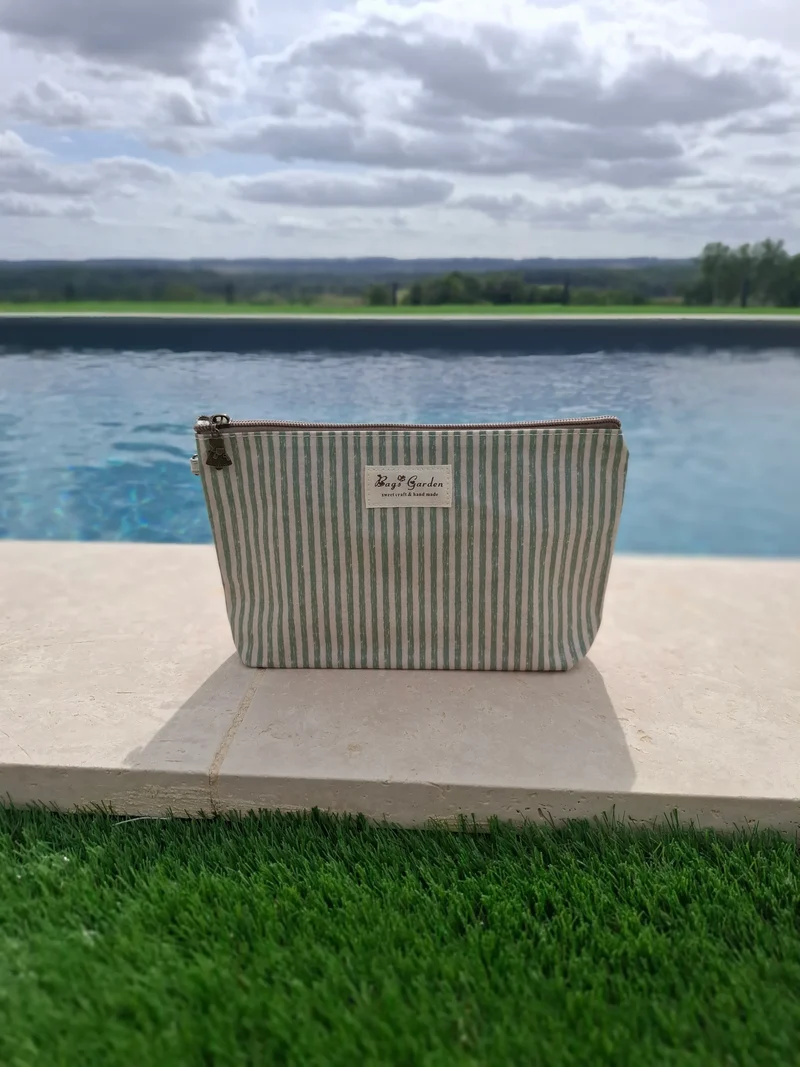 Pochette imperméable en tissu vert d’eau et blanc