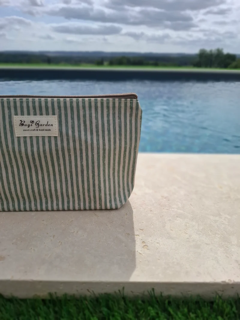 Pochette imperméable en tissu vert d’eau et blanc
