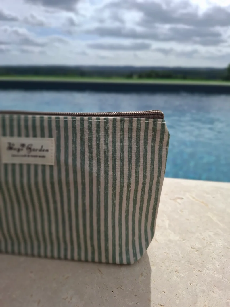 Pochette imperméable en tissu vert d’eau et blanc
