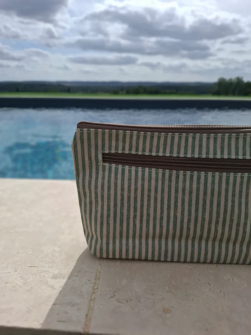 Pochette imperméable en tissu vert d’eau et blanc