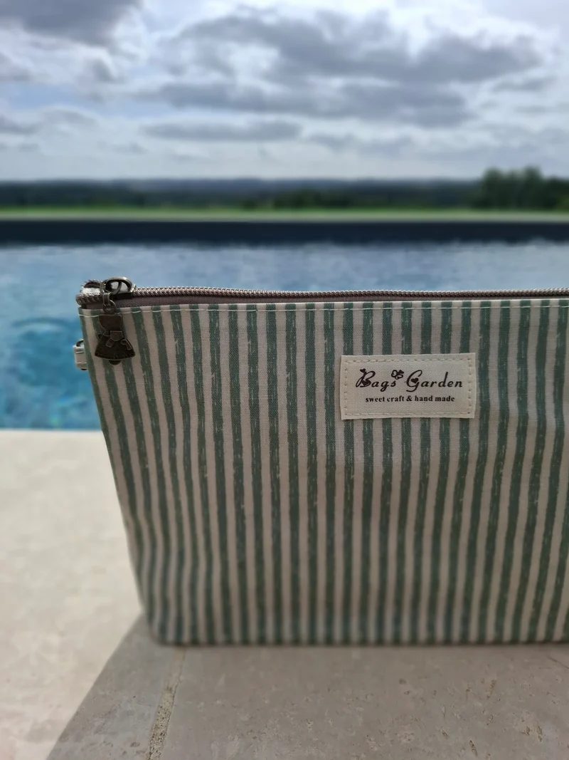 Pochette imperméable en tissu vert d’eau et blanc