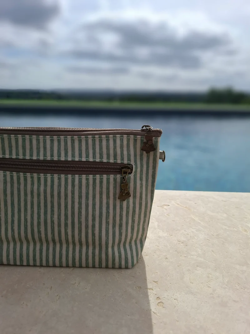 Pochette imperméable en tissu vert d’eau et blanc
