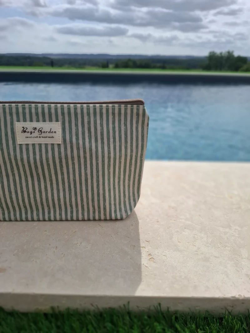 Pochette imperméable en tissu vert d’eau et blanc