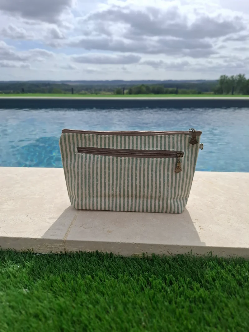 Pochette imperméable en tissu vert d’eau et blanc
