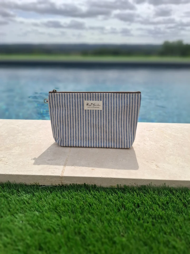 Pochette imperméabilisée rayée bleu marine et blanc