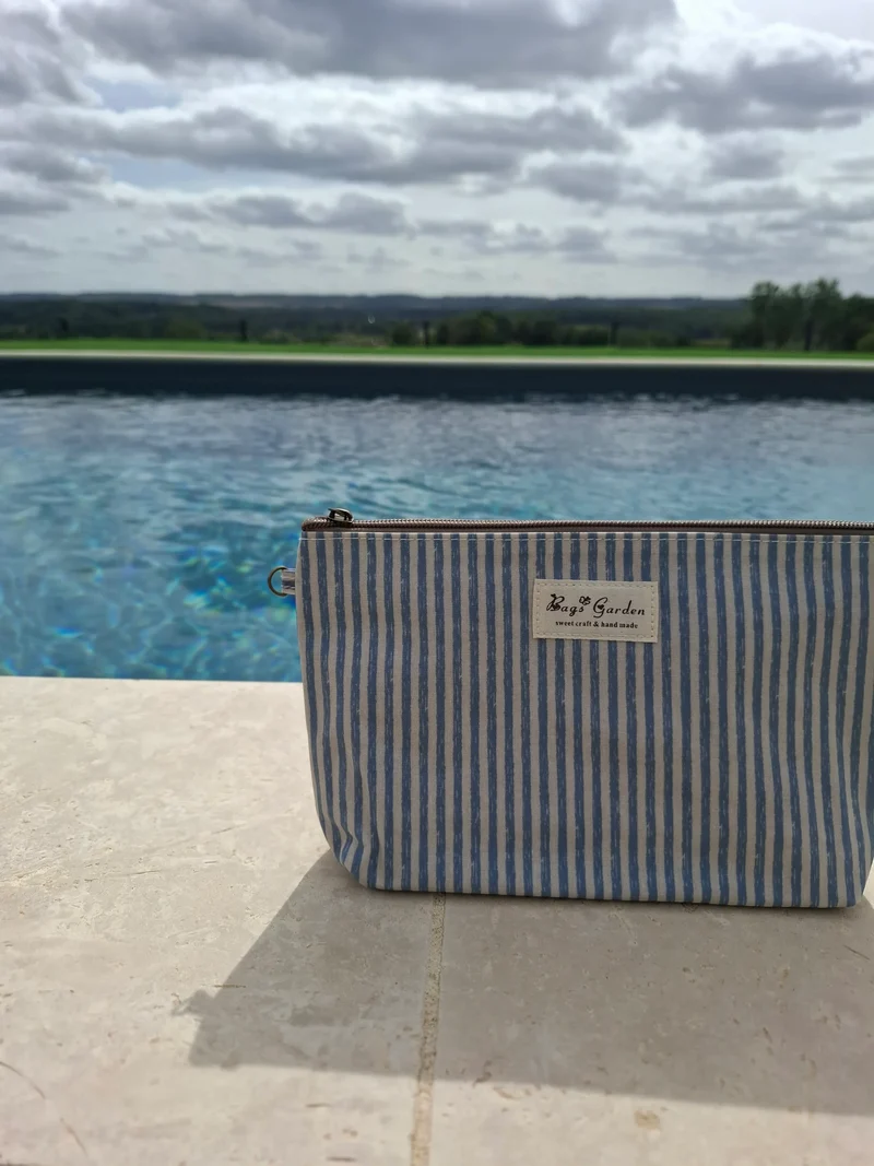 Pochette imperméabilisée rayée bleu marine et blanc