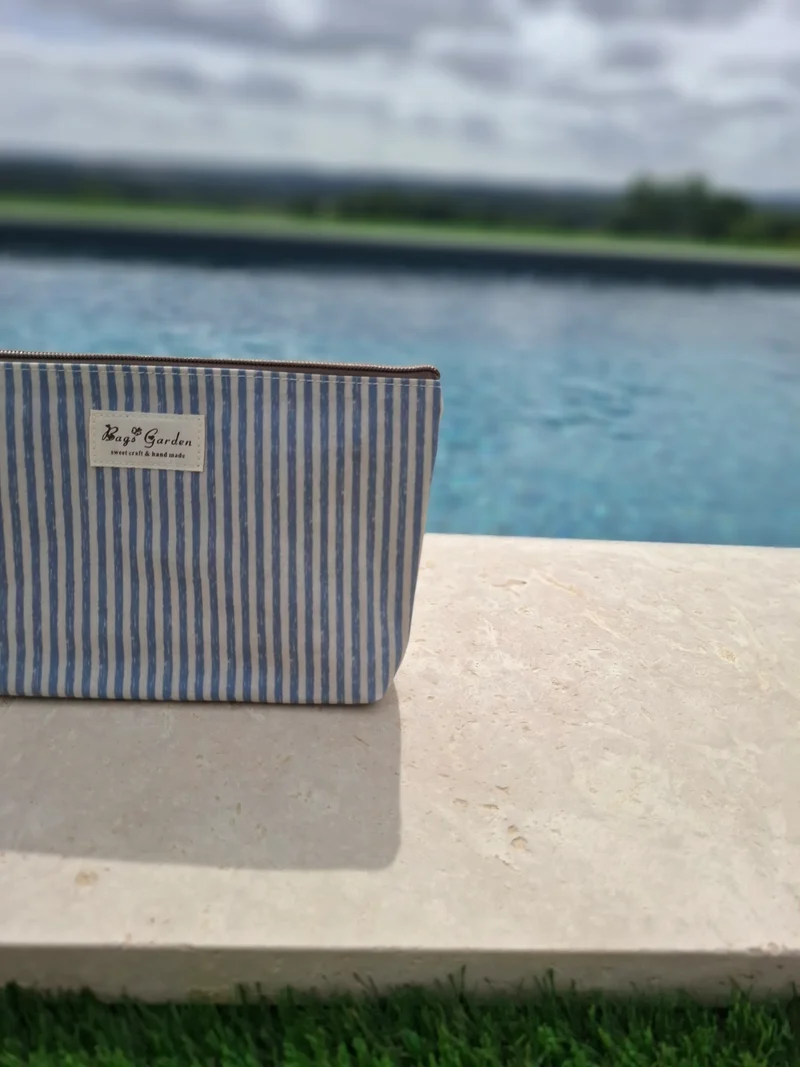 Pochette imperméabilisée rayée bleu marine et blanc