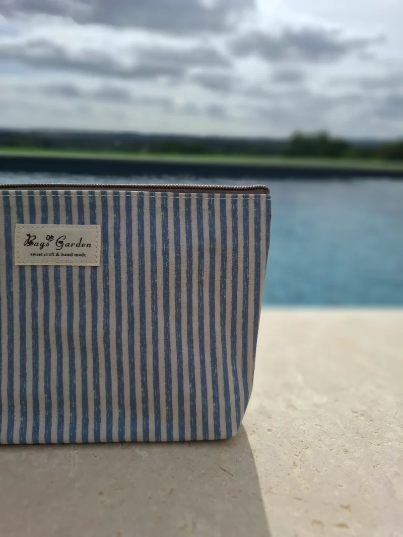 Pochette imperméabilisée rayée bleu marine et blanc