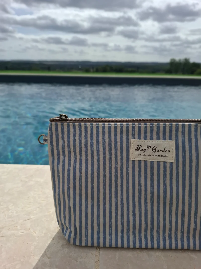 Pochette imperméabilisée rayée bleu marine et blanc