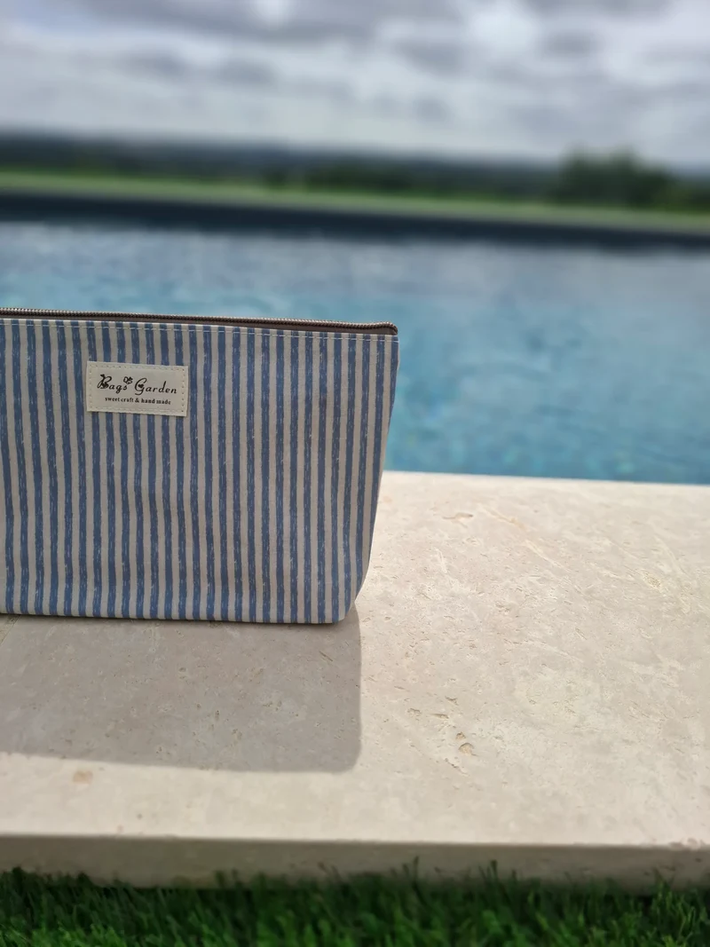 Pochette imperméabilisée rayée bleu marine et blanc