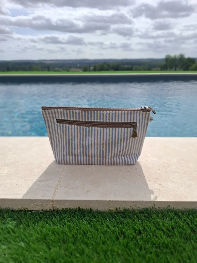 Pochette imperméabilisée rayée bleu marine et blanc